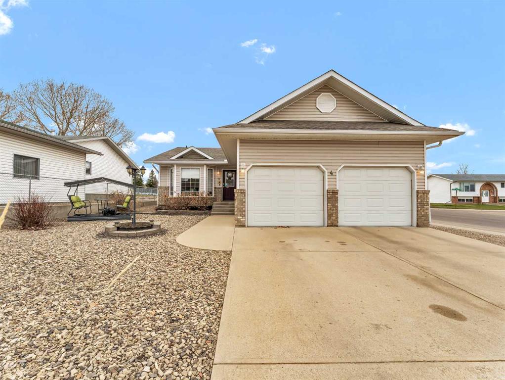 Picture of 4 Redwood Court SE, Medicine Hat Real Estate Listing