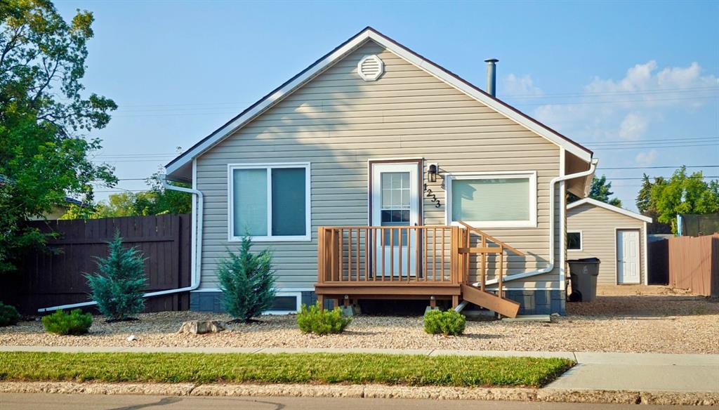 Picture of 1233 6 Avenue , Wainwright Real Estate Listing