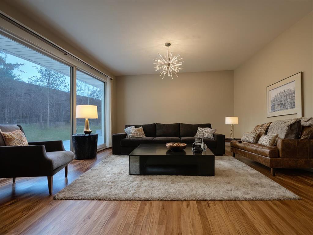 Picture of 354 Killarney Glen Court SW, Calgary Real Estate Listing