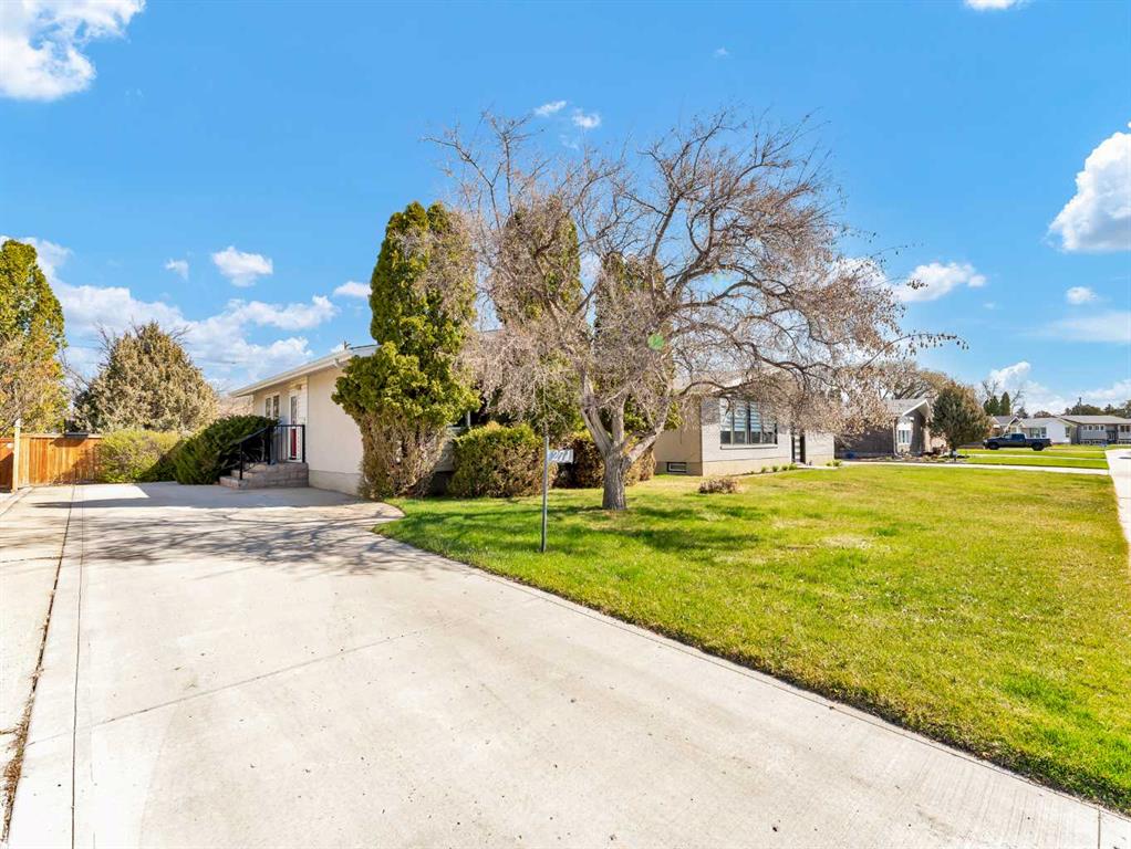 Picture of 271 Colter Crescent NW, Medicine Hat Real Estate Listing