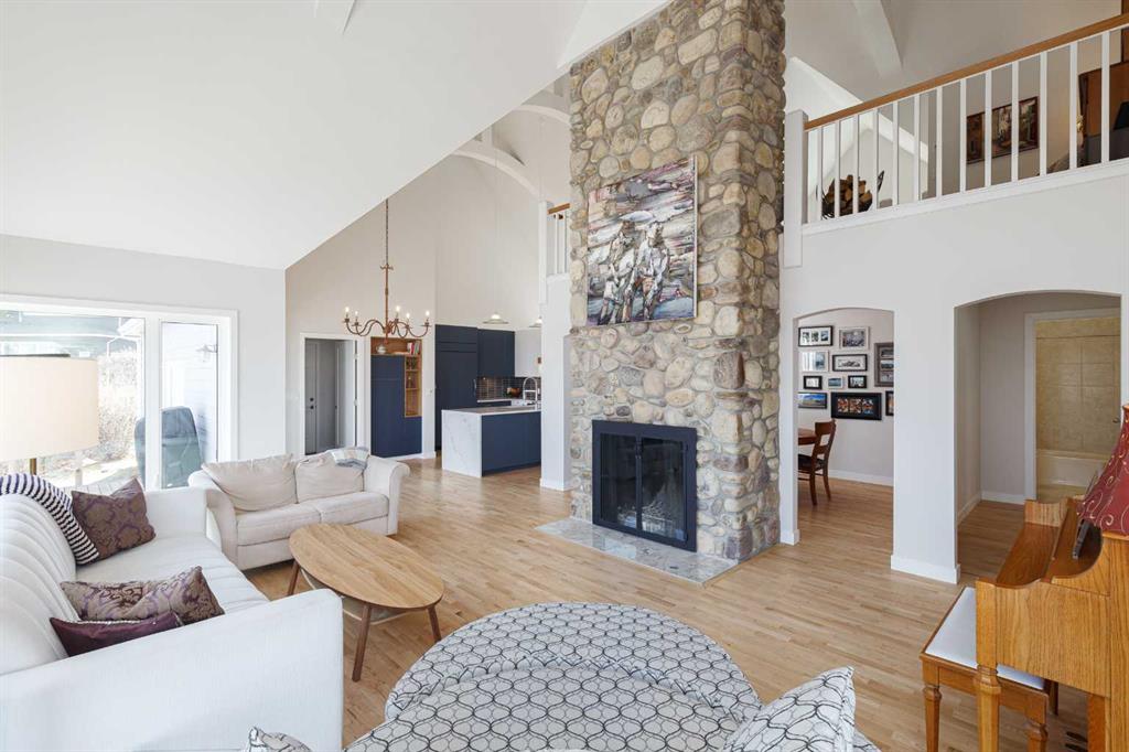 Picture of 127 Stratton Park SW, Calgary Real Estate Listing