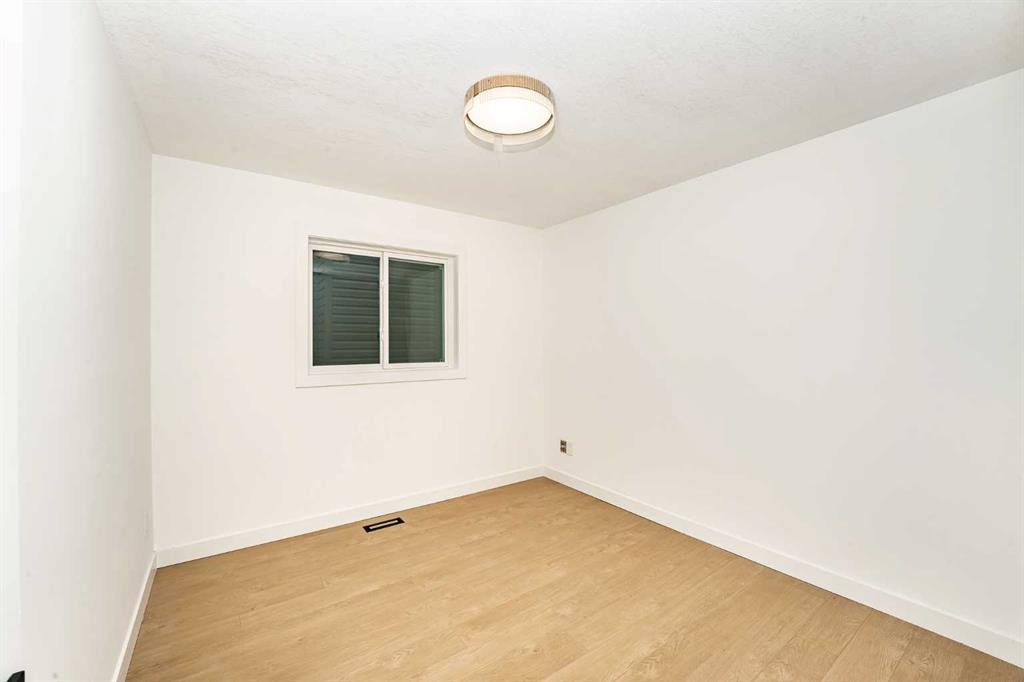 Picture of 135 Sandringham Road NW, Calgary Real Estate Listing