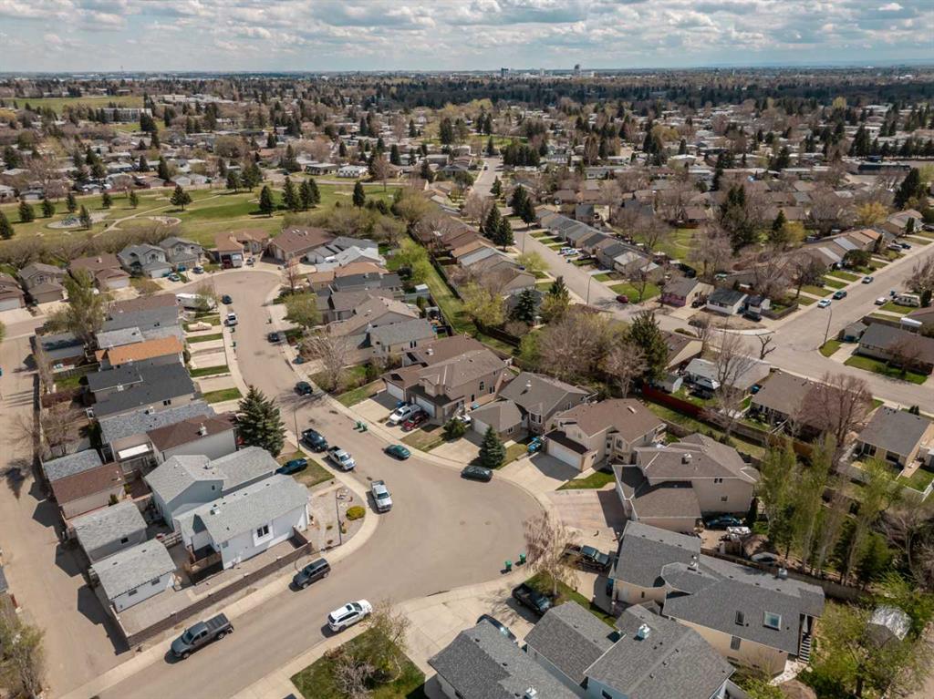 Picture of 34 St James Crescent N, Lethbridge Real Estate Listing