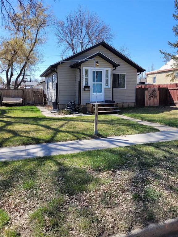 Picture of 909 2nd Street SE, Medicine Hat Real Estate Listing