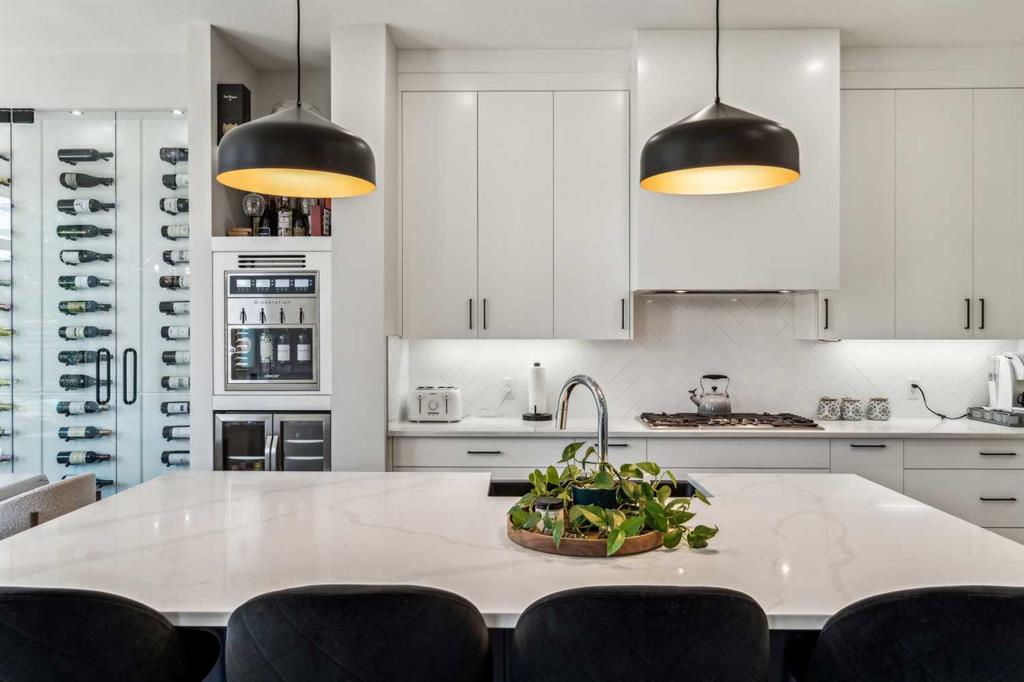 Picture of 456 Discovery Place SW, Calgary Real Estate Listing
