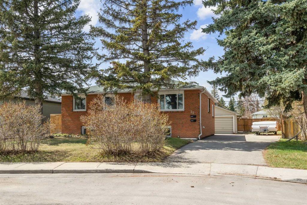 Picture of 32 Beaupre Crescent NW, Calgary Real Estate Listing