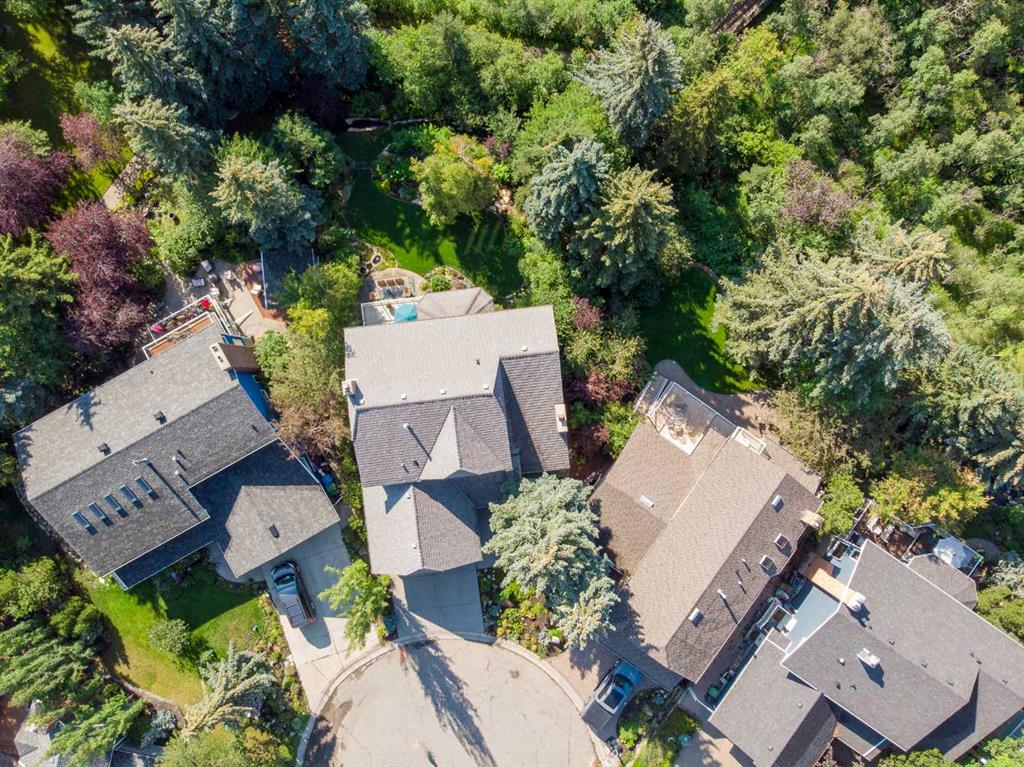 Picture of 49 Stratford Place SW, Calgary Real Estate Listing