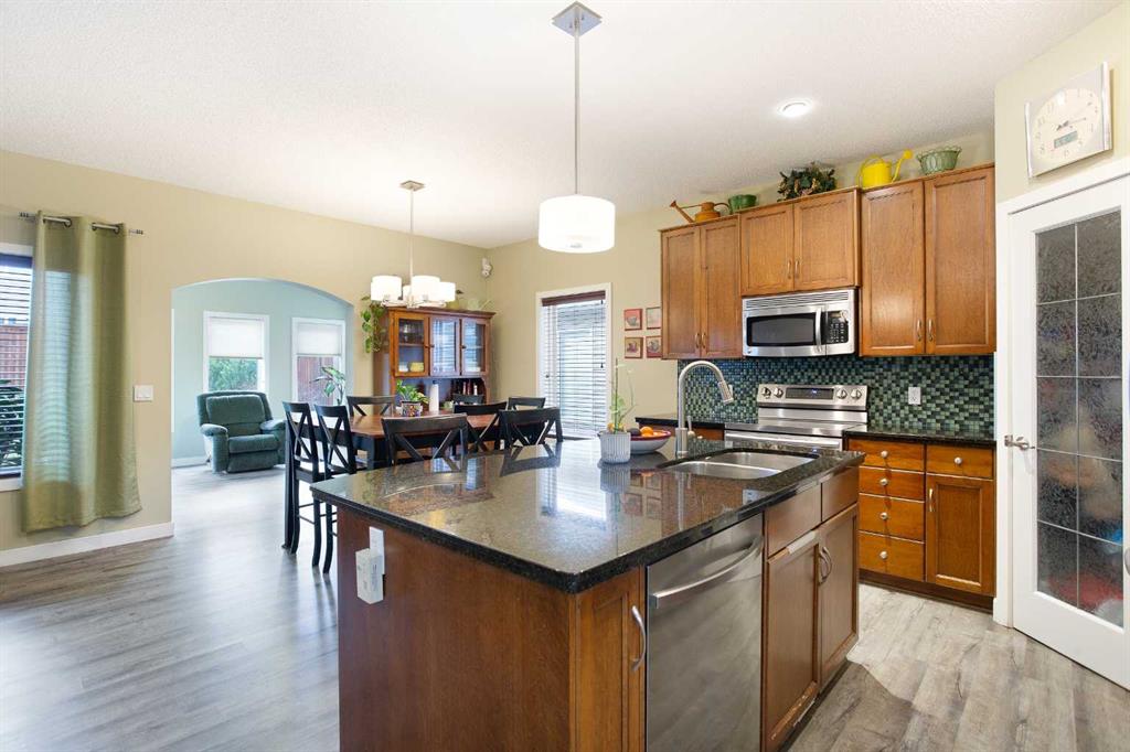 Picture of 246 Pantego Terrace NW, Calgary Real Estate Listing