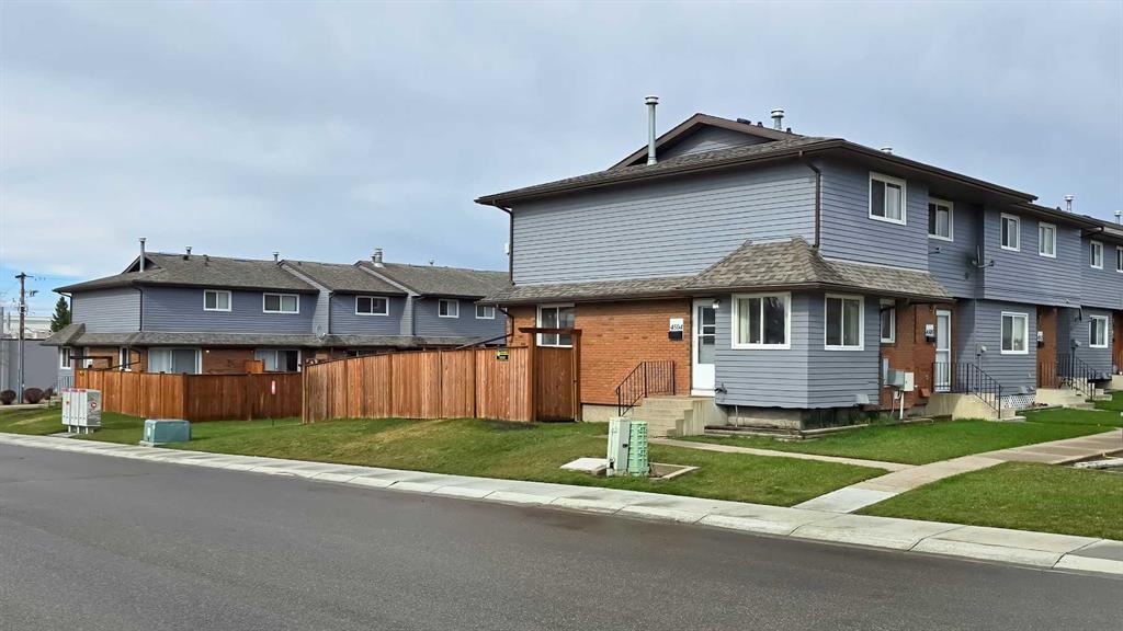 Picture of 201, 4504 47 Street , Innisfail Real Estate Listing