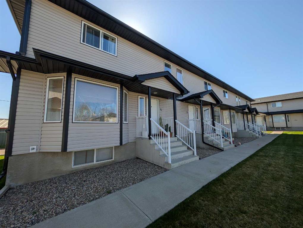 Picture of 4, 128 3 Street NE, Redcliff Real Estate Listing