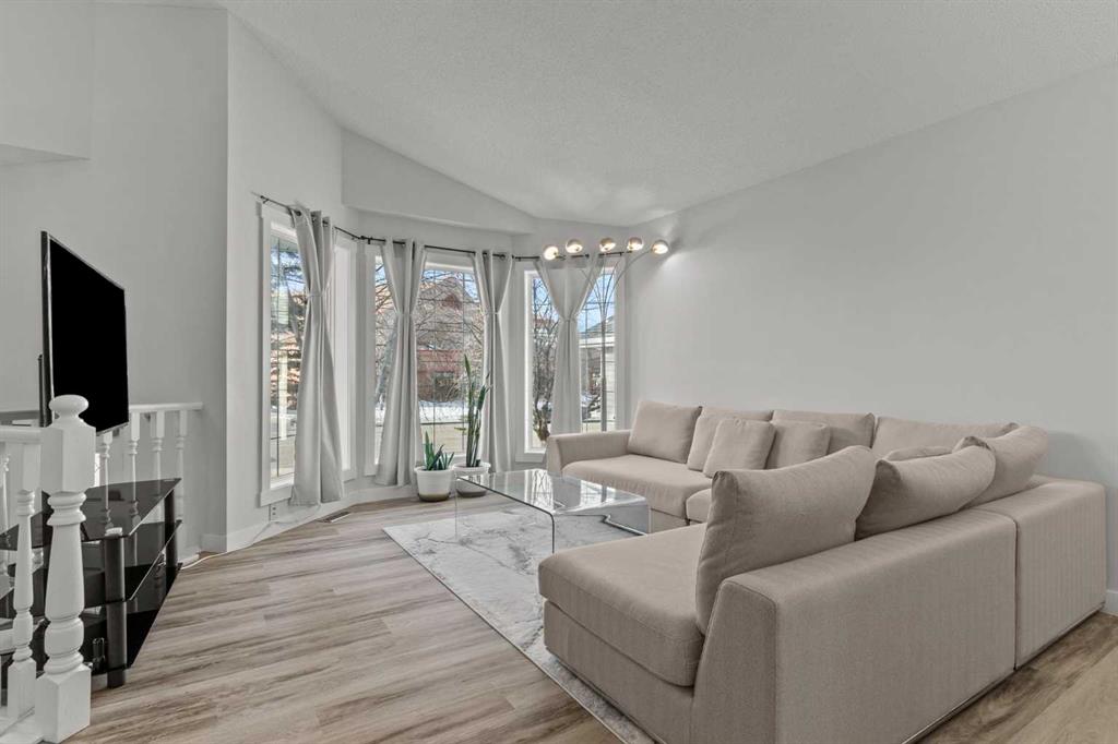 Picture of 358 Hawkstone Drive NW, Calgary Real Estate Listing