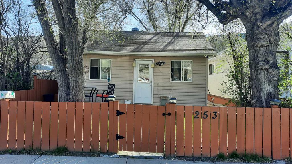 Picture of 253 2 Avenue , Drumheller Real Estate Listing