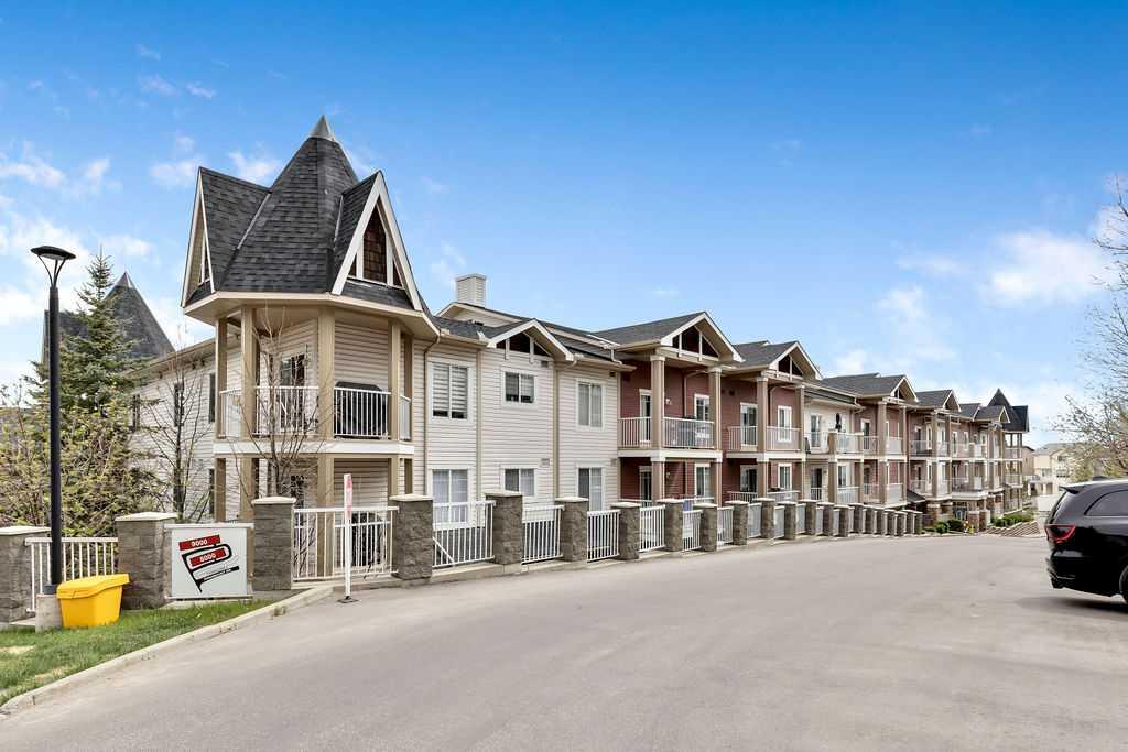 Picture of 8117, 70 Panamount Drive NW, Calgary Real Estate Listing