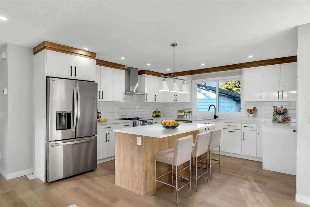 Picture of 352 Queen Charlotte Drive SE, Calgary Real Estate Listing
