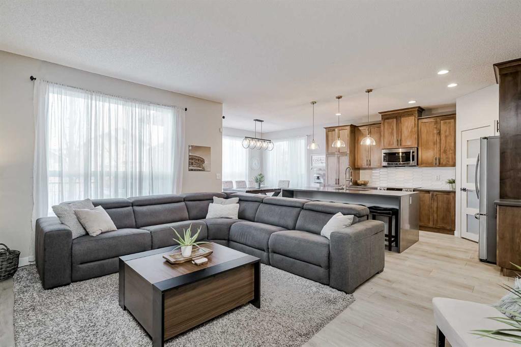 Picture of 115 Cranridge Crescent SE, Calgary Real Estate Listing
