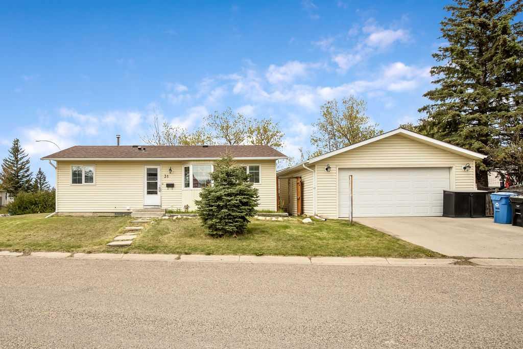 Picture of 31 Castleglen Crescent NE, Calgary Real Estate Listing