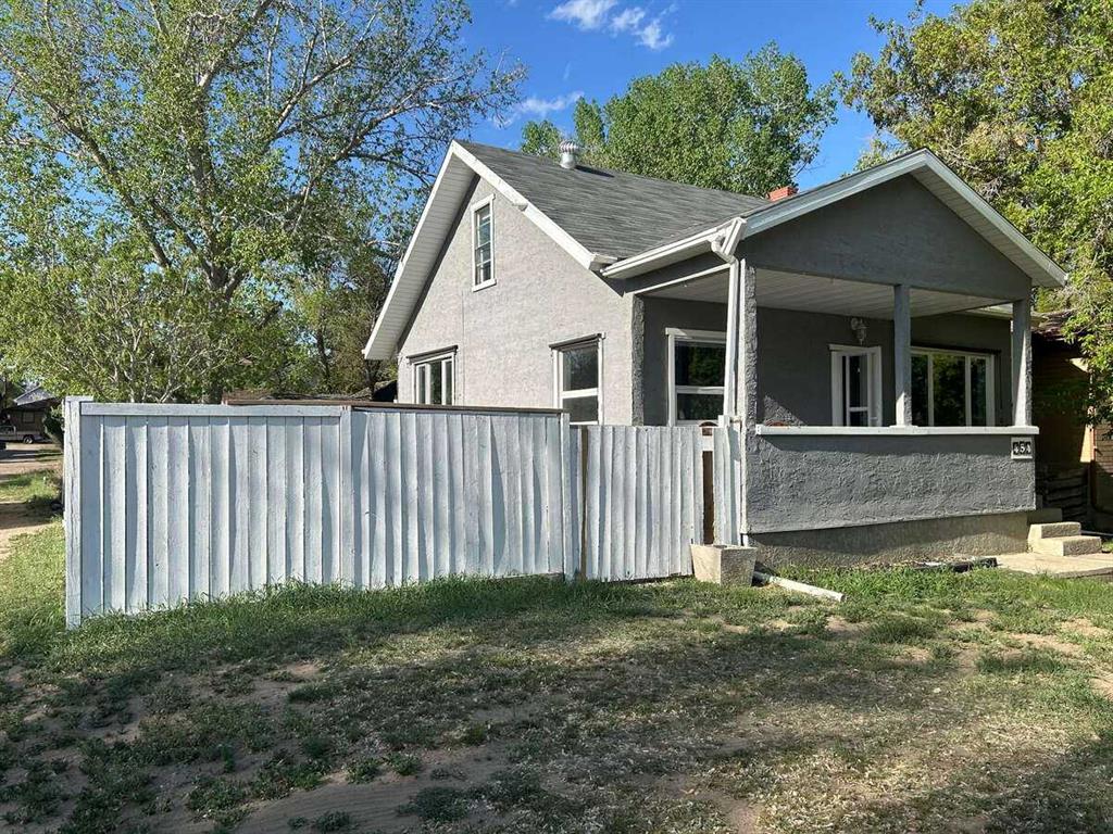 Picture of 454 12  SE, Medicine Hat Real Estate Listing