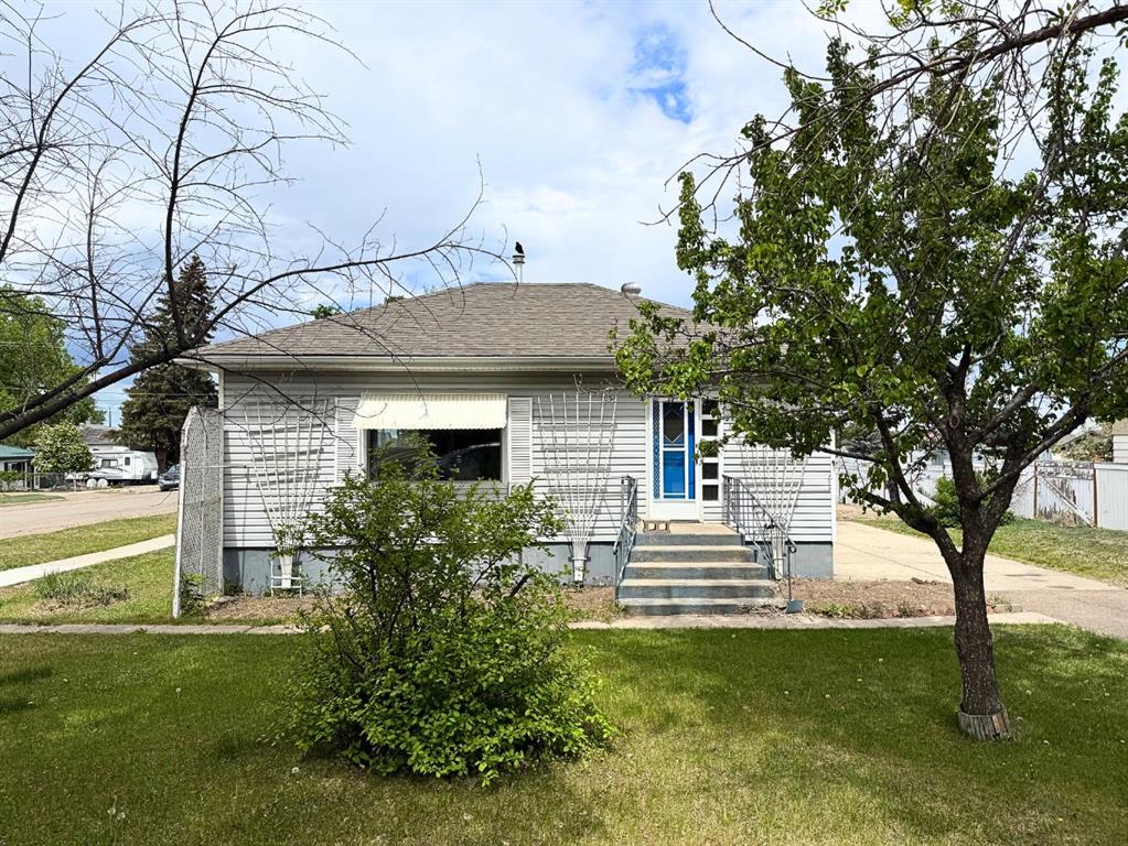 Picture of 501 Broadway Avenue E, Redcliff Real Estate Listing