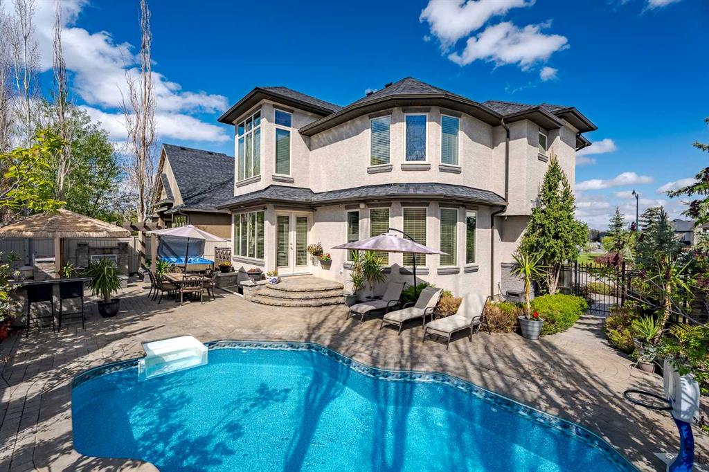 Picture of 208 Evergreen Circle SW, Calgary Real Estate Listing