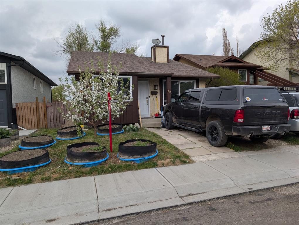 Picture of 32 Beacham Rise NW, Calgary Real Estate Listing