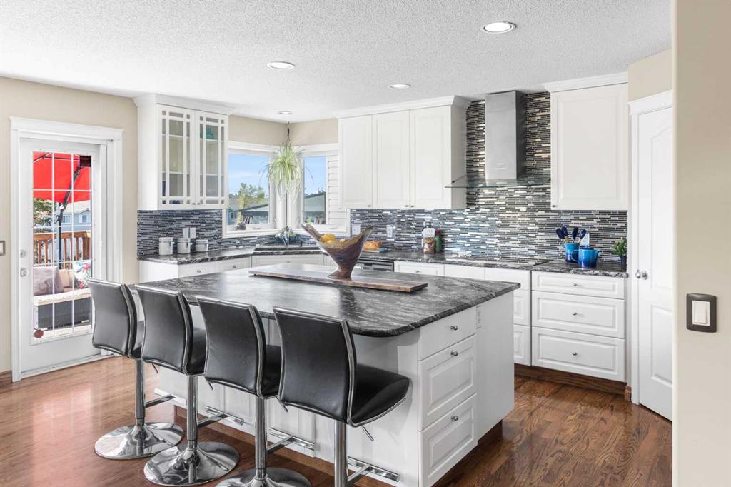 Picture of 85 Douglas Ridge Circle SE, Calgary Real Estate Listing