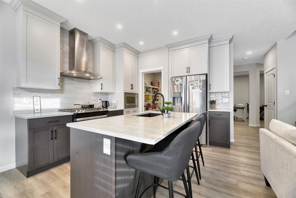 Picture of 15 Creekside Grove SW, Calgary Real Estate Listing