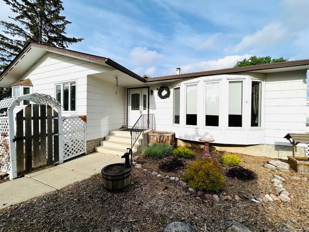 Picture of 202 7 Avenue E, Oyen Real Estate Listing