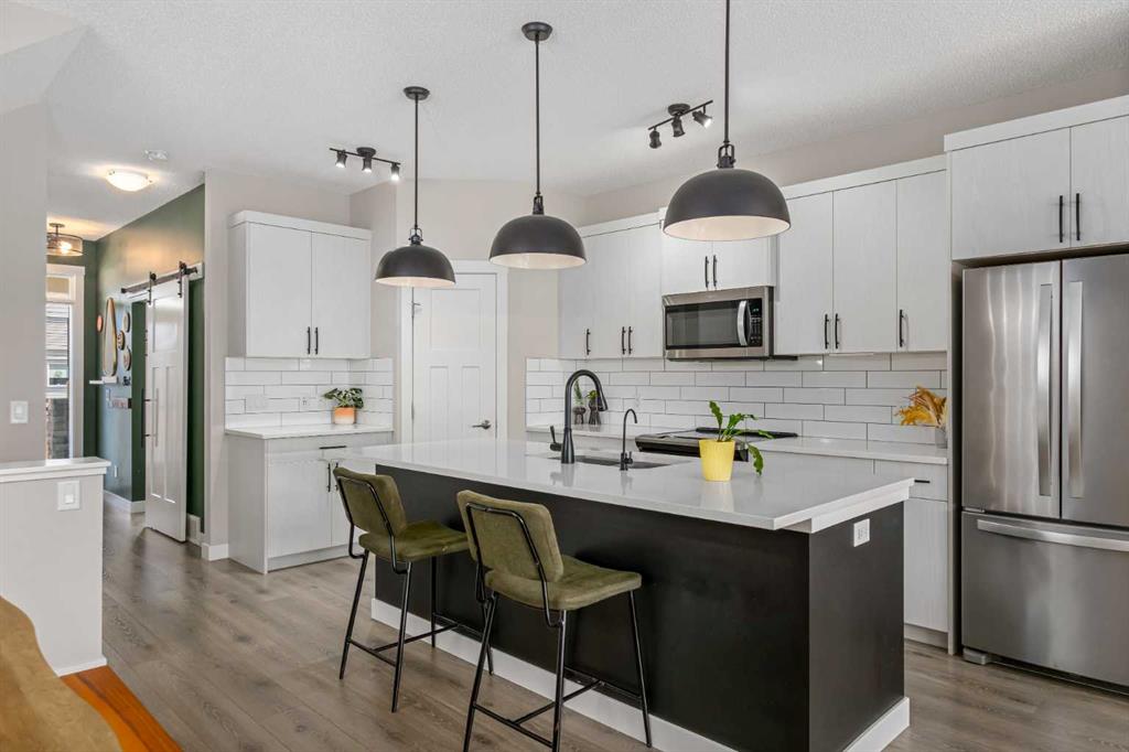 Picture of 1093 Chinook Gate Heath SW, Airdrie Real Estate Listing