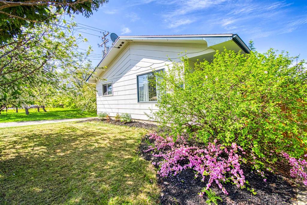 Picture of 1003 3rd Avenue , Beaverlodge Real Estate Listing