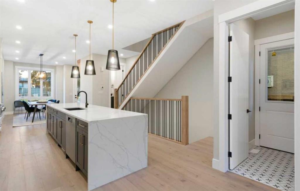 Picture of 2414 35 Street SW, Calgary Real Estate Listing