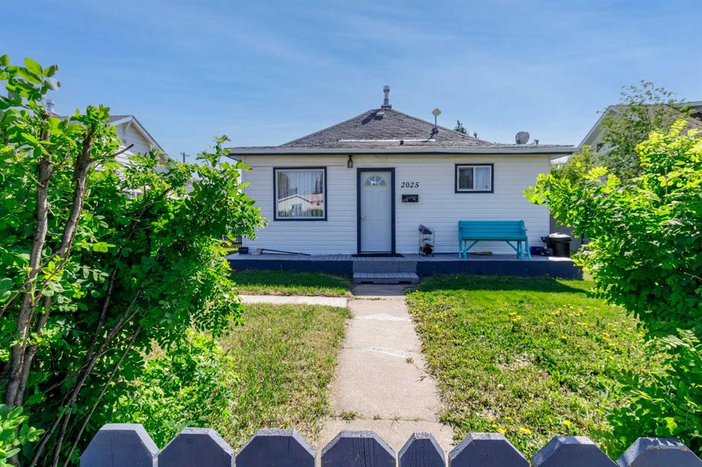 Picture of 2025 23 Ave  , Delburne Real Estate Listing