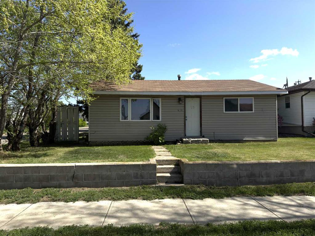 Picture of 902 7 Avenue , Wainwright Real Estate Listing