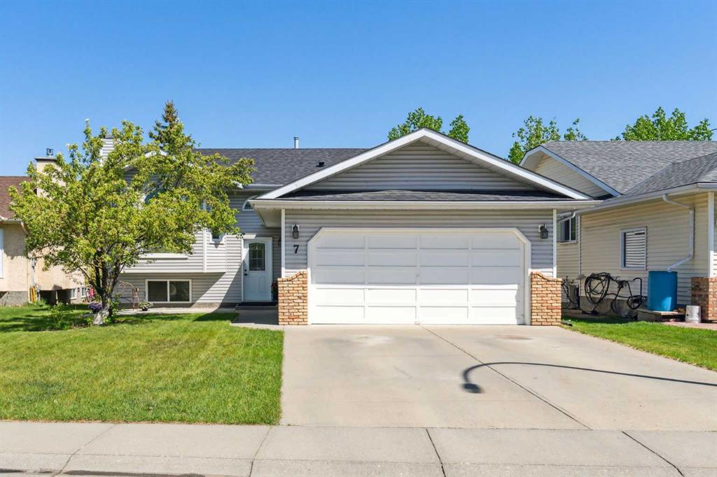 Picture of 7 West Mackay Crescent , Cochrane Real Estate Listing