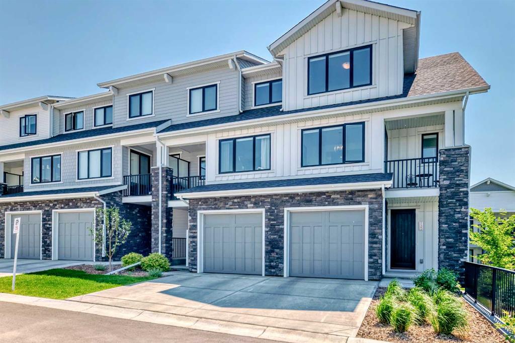 Picture of 932 Crestridge Common SW, Calgary Real Estate Listing