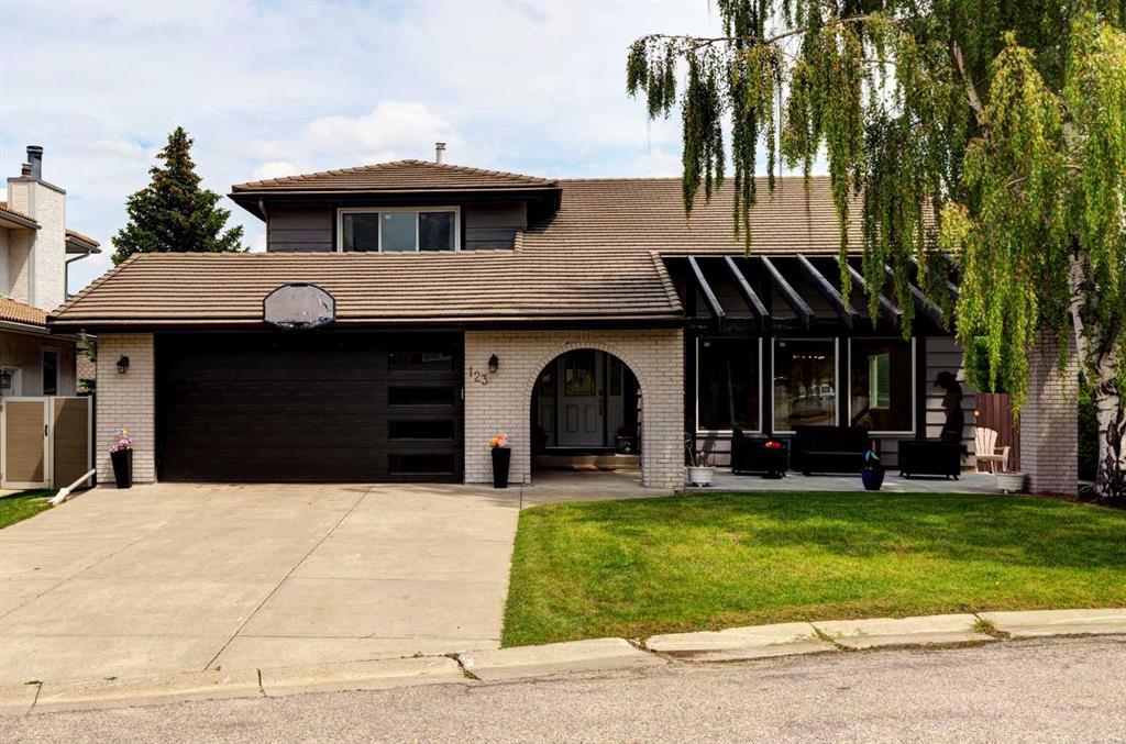 Picture of 123 Oakmount Way SW, Calgary Real Estate Listing