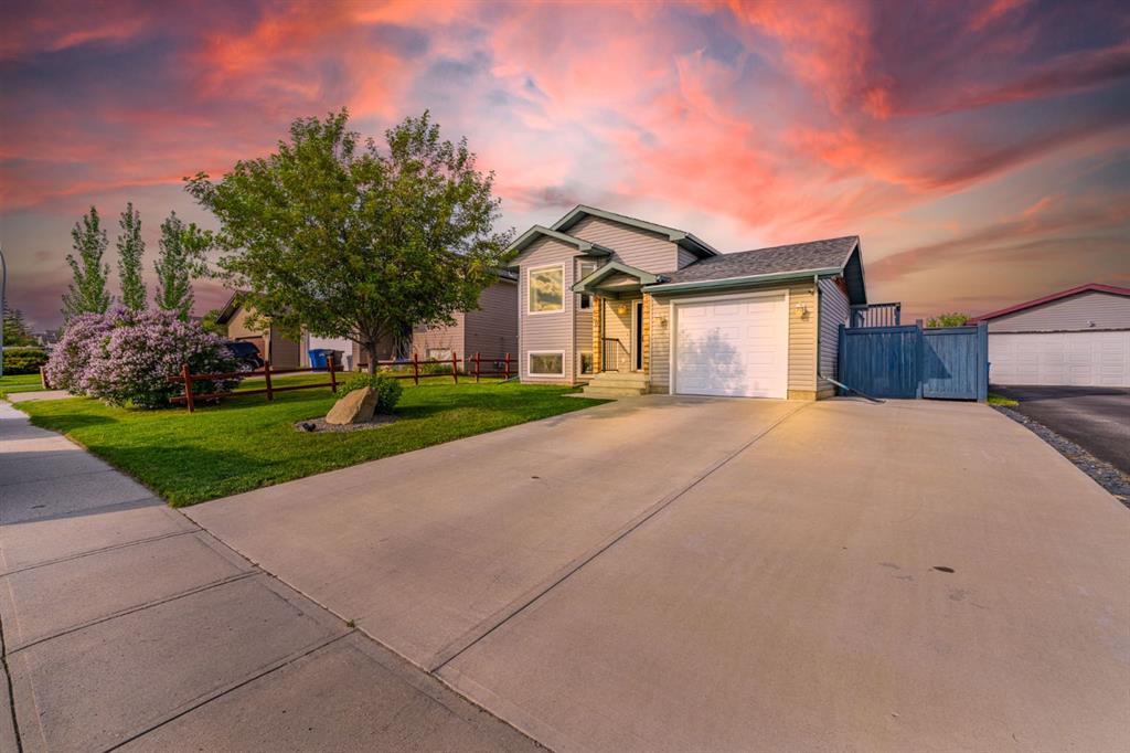 Picture of 130 Meadowpark Drive , Carstairs Real Estate Listing