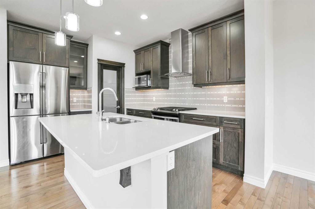 Picture of 7 Evansglen Circle NW, Calgary Real Estate Listing