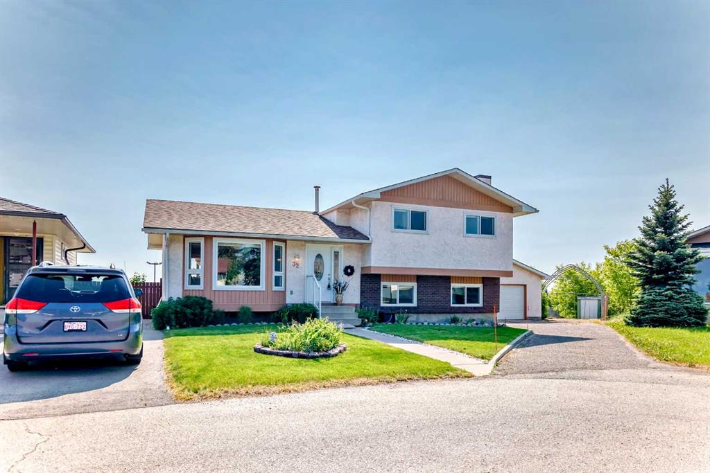 Picture of 32 Radcliffe Bay SE, Calgary Real Estate Listing