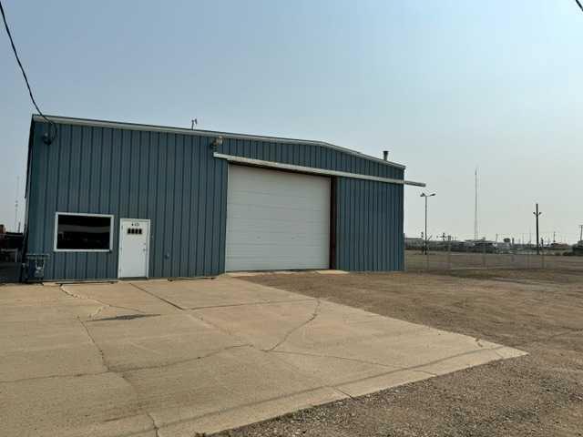 Picture of 410 South Railway Drive NE, Redcliff Real Estate Listing