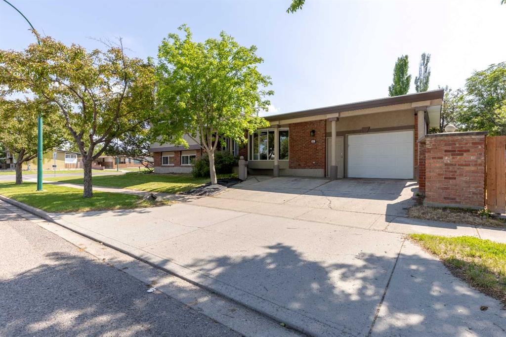 Picture of 302 Laval Boulevard W, Lethbridge Real Estate Listing