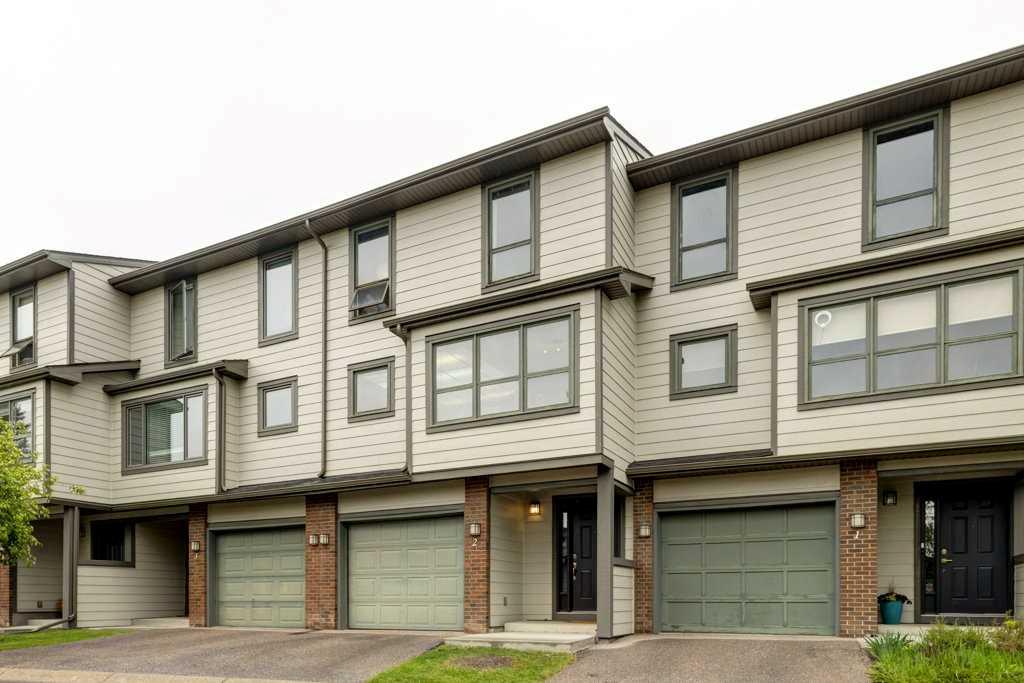 Picture of 2, 185 Woodridge Drive SW, Calgary Real Estate Listing