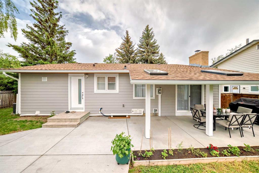 Picture of 16 Brookpark Crescent SW, Calgary Real Estate Listing