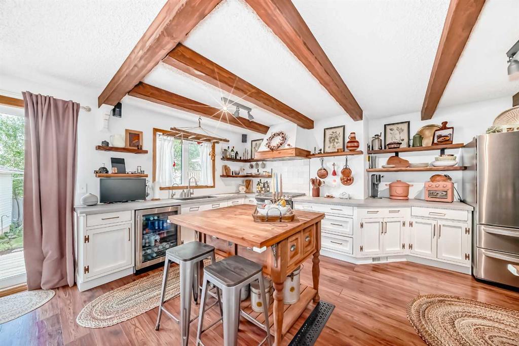 Picture of 87 Woodford Crescent SW, Calgary Real Estate Listing