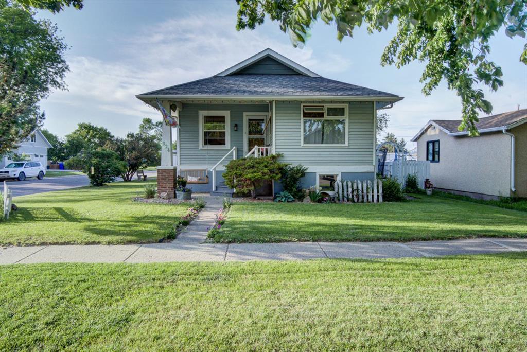 Picture of 324 51 Avenue W, Claresholm Real Estate Listing