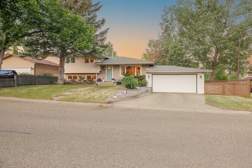 Picture of 904 Woodview Crescent SW, Calgary Real Estate Listing