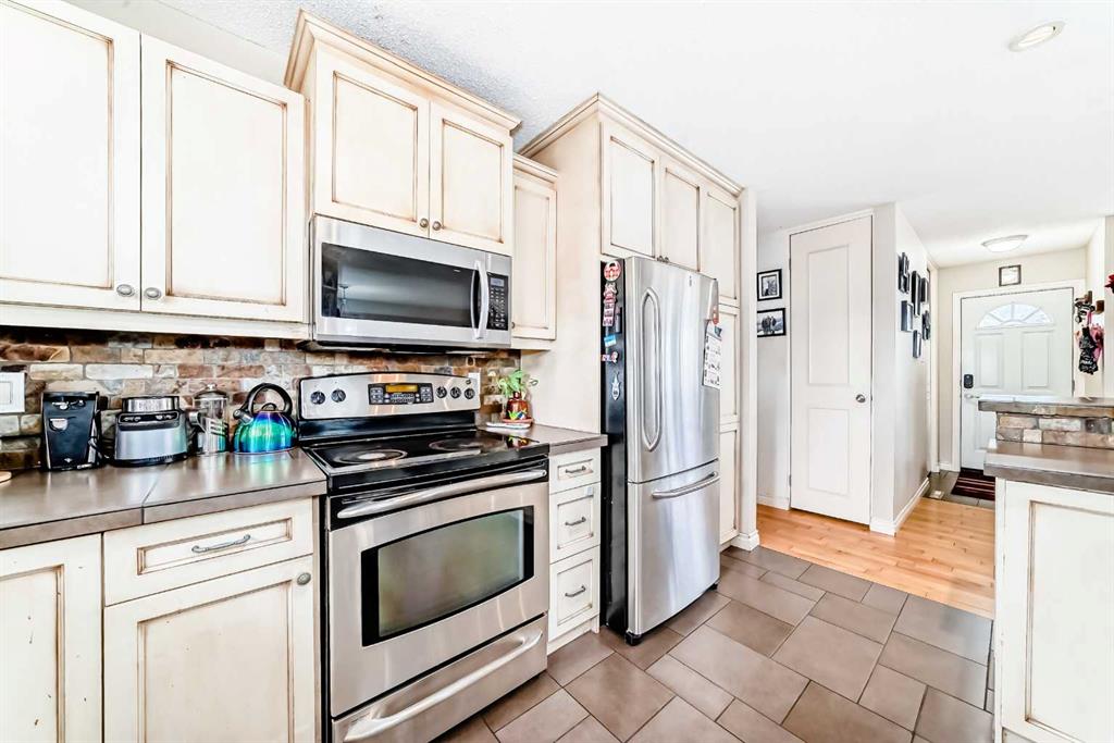 Picture of 53 Wakefield Drive SW, Calgary Real Estate Listing