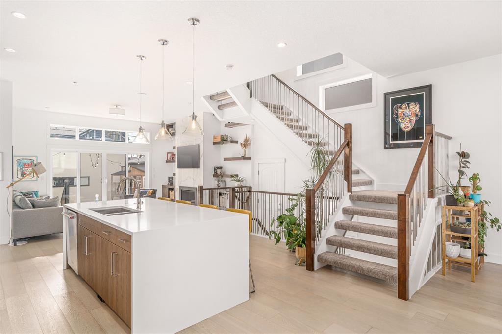 Picture of 3032 37 Street SW, Calgary Real Estate Listing