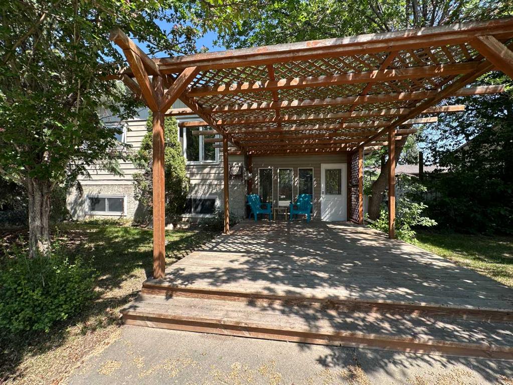 Picture of 5225 2 Street , Coalhurst Real Estate Listing