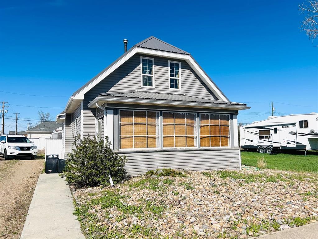 Picture of 102 3 Avenue E, Oyen Real Estate Listing