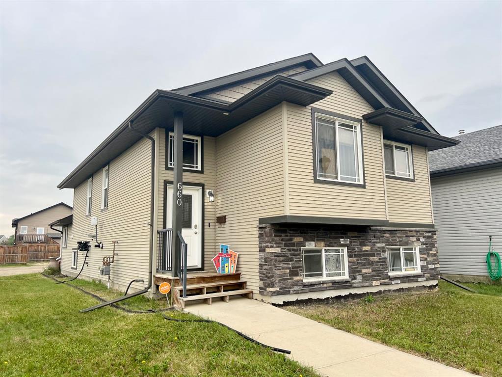 Picture of 660 Red Oak Close , Rural Red Deer County Real Estate Listing